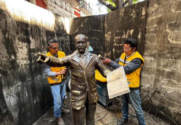 Ayuntamiento de Puebla restaura ocho esculturas en el andador 5 de Mayo