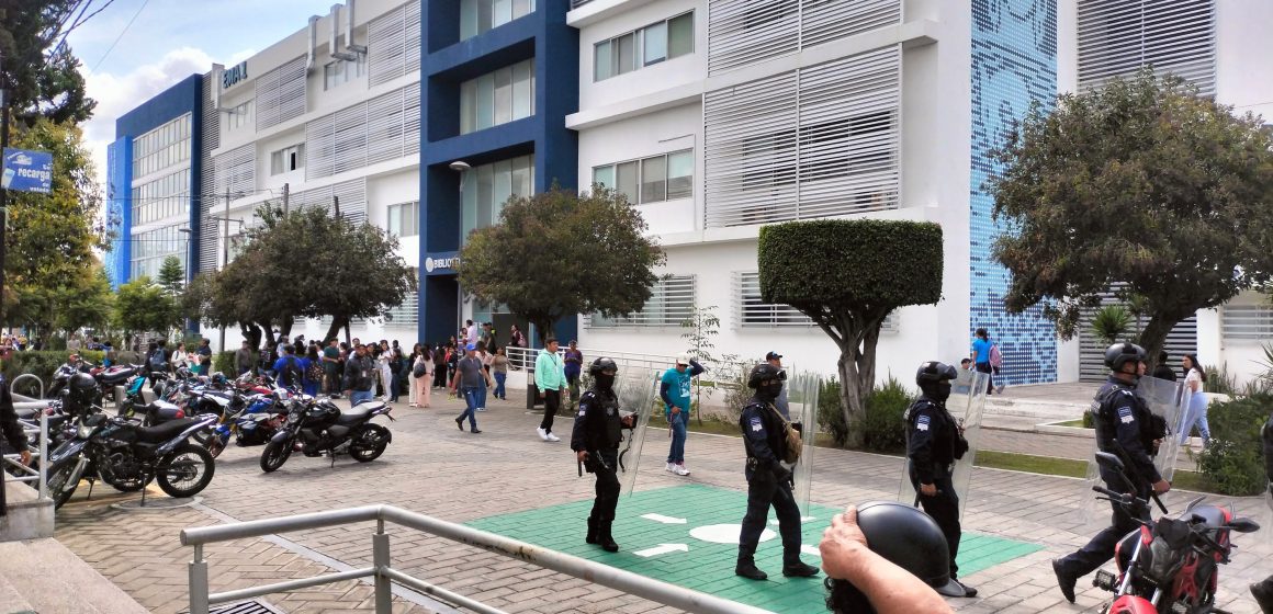 Operativo de reordenamiento en Puebla: desalojo de comercio popular en BUAP y Hospital Universitario
