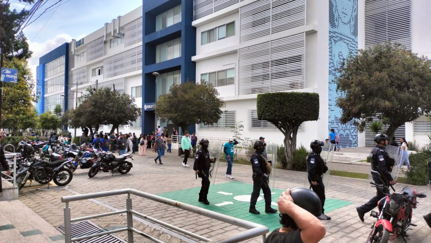 Operativo de reordenamiento en Puebla: desalojo de comercio popular en BUAP y Hospital Universitario