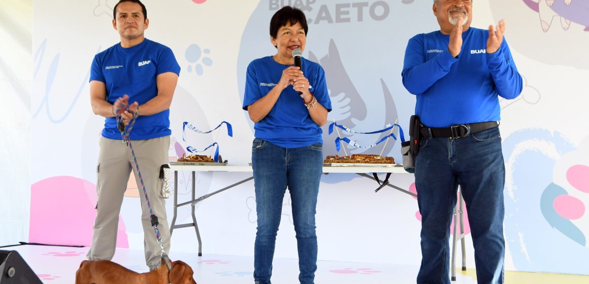 CAETO celebra tres años de impacto emocional con terapias asistidas con perros en la BUAP