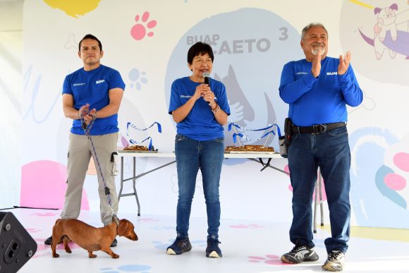 CAETO celebra tres años de impacto emocional con terapias asistidas con perros en la BUAP