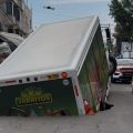 Socavón en Iztapalapa “traga” camión repartidor de refresco