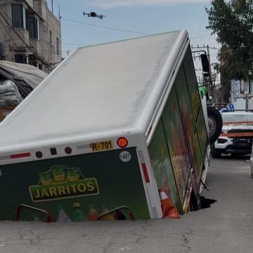 Socavón en Iztapalapa “traga” camión repartidor de refrescos