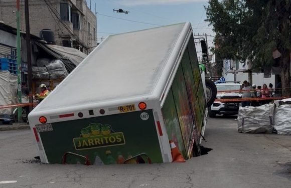 Socavón en Iztapalapa “traga” camión repartidor de refrescos