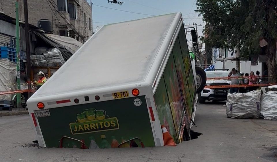 Socavón en Iztapalapa “traga” camión repartidor de refrescos