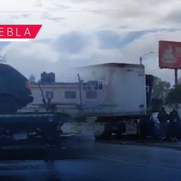 Carambola en Periférico Ecológico deja siete vehículos dañados tras lluvia