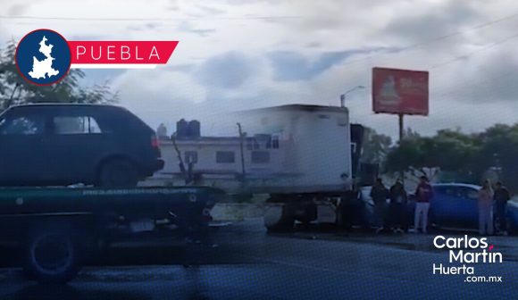Carambola en Periférico Ecológico deja siete vehículos dañados tras lluvia