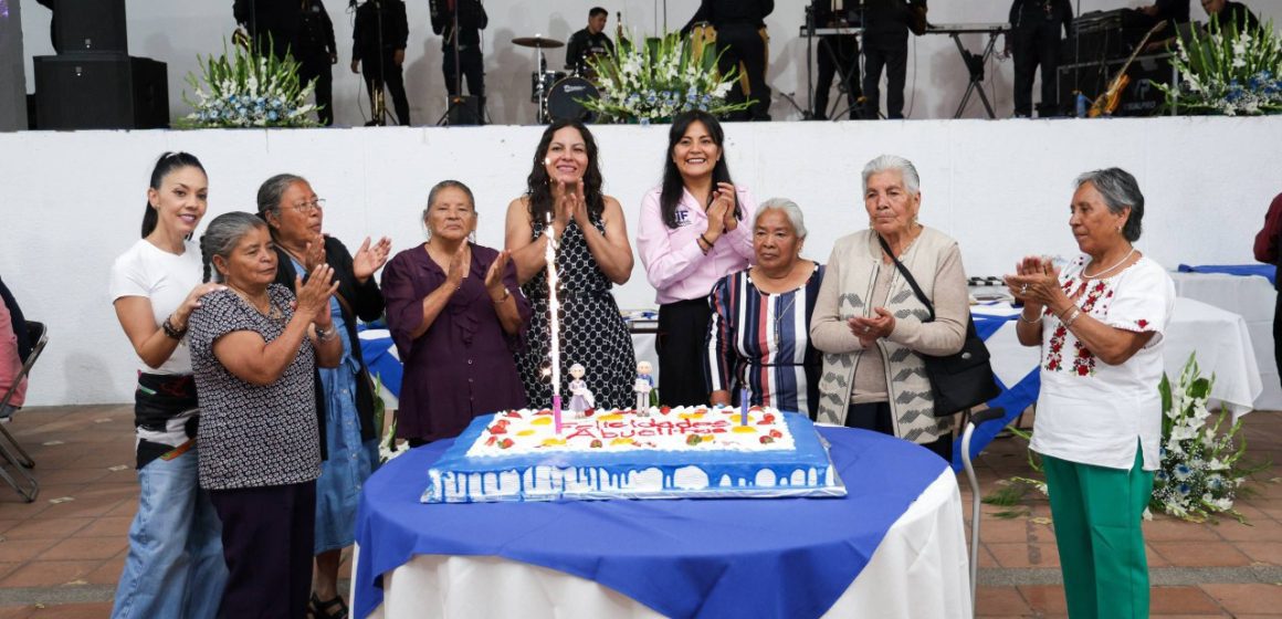 Celebra Lupita Cuautle a Personas Adultas Mayores en su día
