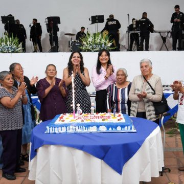 Celebra Lupita Cuautle a Personas Adultas Mayores en su día