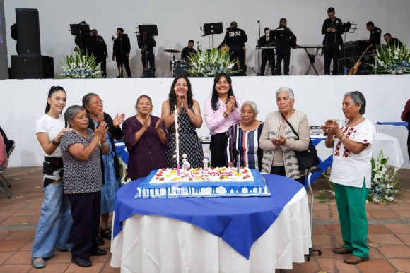 Celebra Lupita Cuautle a Personas Adultas Mayores en su día