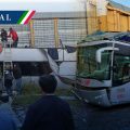 Choque de tren y autobús deja ocho muertos y 45 heridos en Edomex