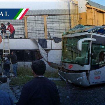 Choque de tren y autobús deja ocho muertos y 45 heridos en Edomex