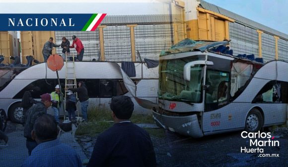 Choque de tren y autobús deja ocho muertos y 45 heridos en Edomex