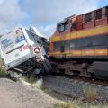 Cinco muertos deja choque entre tren y autobús en Guanajuato  