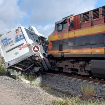 Choque tren y autobús - Guanajuato Cinco muertos deja choque entre tren y autobús en Guanajuato