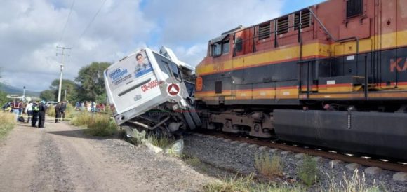 Cinco muertos deja choque entre tren y autobús en Guanajuato  