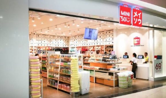 Clausuran sucursal de Miniso en Centro Comercial Angelópolis tras operativo