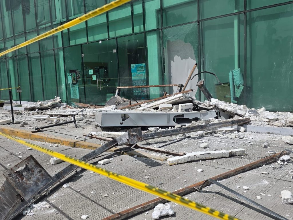Colapsa techo del CIS de Cuautlancingo tras intensas lluvias 1 Colapsa techo del CIS de Cuautlancingo tras intensas lluvias