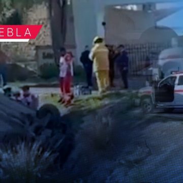 Conductor vuelca su vehículo tras salirse del Periférico Ecológico