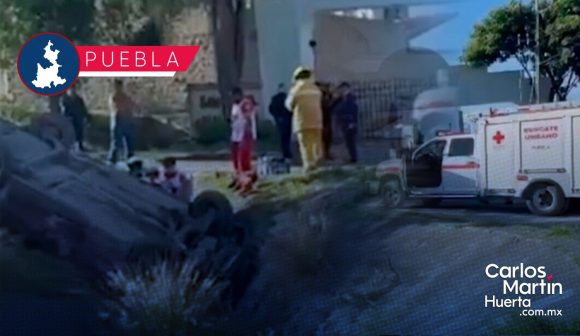 Conductor vuelca su vehículo tras salirse del Periférico Ecológico