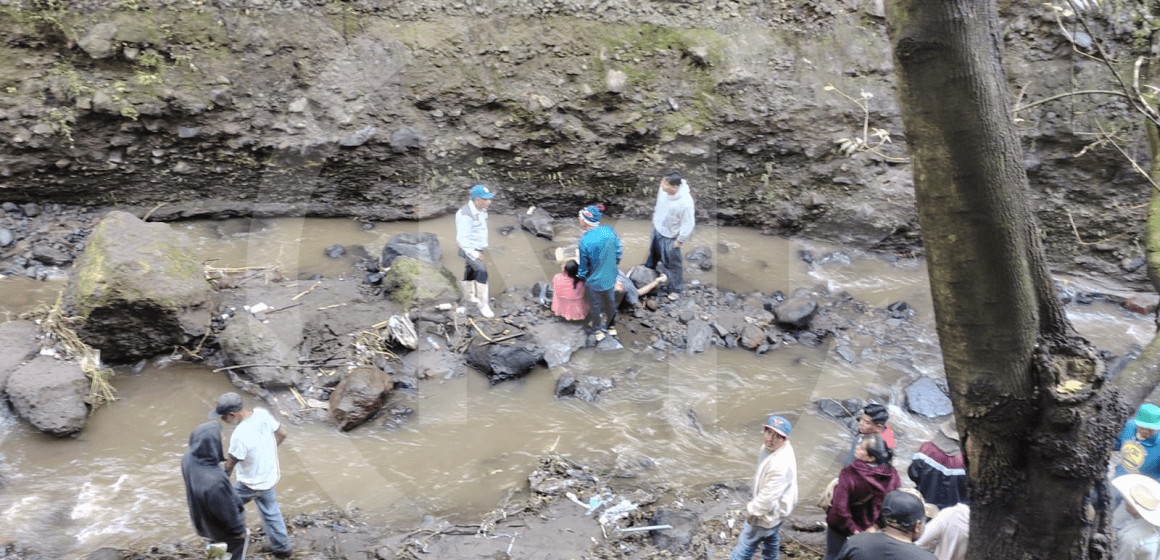 Tragedia en Atlixco: Corriente de agua arrastra a dos jóvenes de Ocotepec