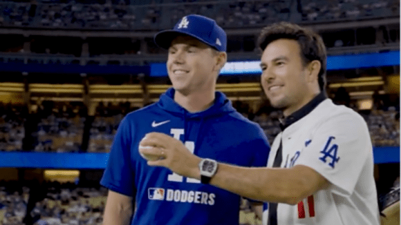 Checo Pérez lanzó la primera bola en el Dodger Stadium