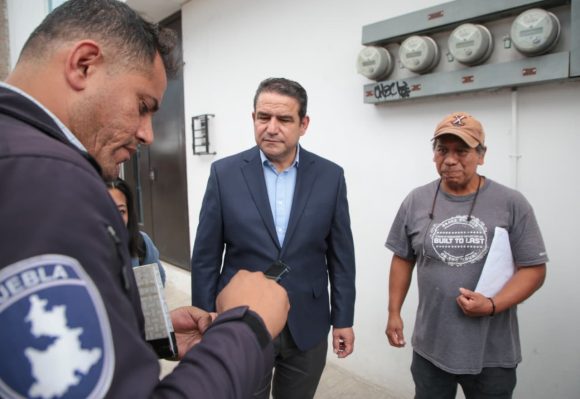 Entregan primeros botones de alertamiento: Gobierno de Puebla y empresarios cumplen compromisos