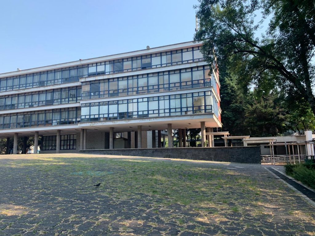 Facultad de Economía de la UNAM suspende clases tras amenaza de posible explosivo