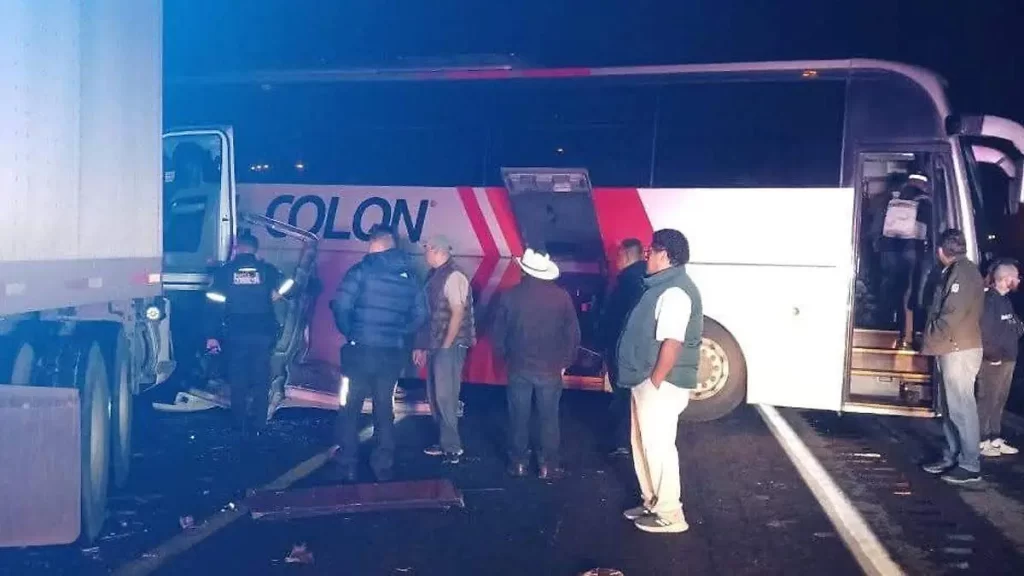 Fuerte accidente en la autopista Puebla-Orizaba provoca cierre total de la vía