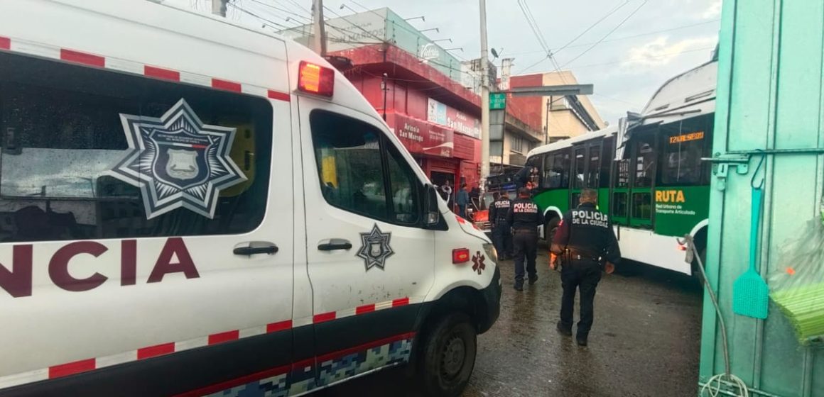 RUTA choca contra camioneta estacionada cerca de la CAPU; deja nueve lesionados