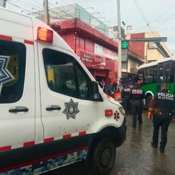 RUTA choca contra camioneta estacionada cerca de la CAPU; deja nueve lesionados