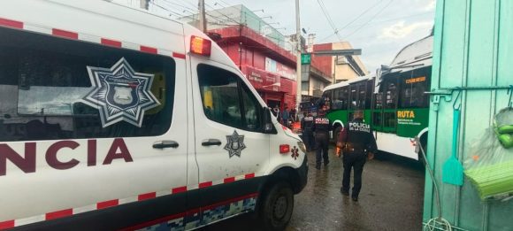 RUTA choca contra camioneta estacionada cerca de la CAPU; deja nueve lesionados