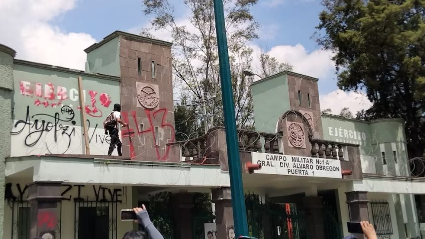 G1tzLZLaAAEoiSj Disturbios en Campo Militar 1-A: padres de los 43 normalistas de Ayotzinapa exigen justicia