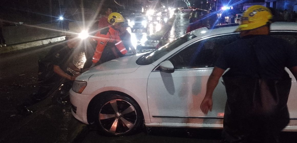 Rescatan a ocupantes de cuatro vehículos varados por inundación en bulevar Carmelitas