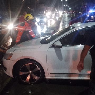 Rescatan a ocupantes de cuatro vehículos varados por inundación en bulevar Carmelitas