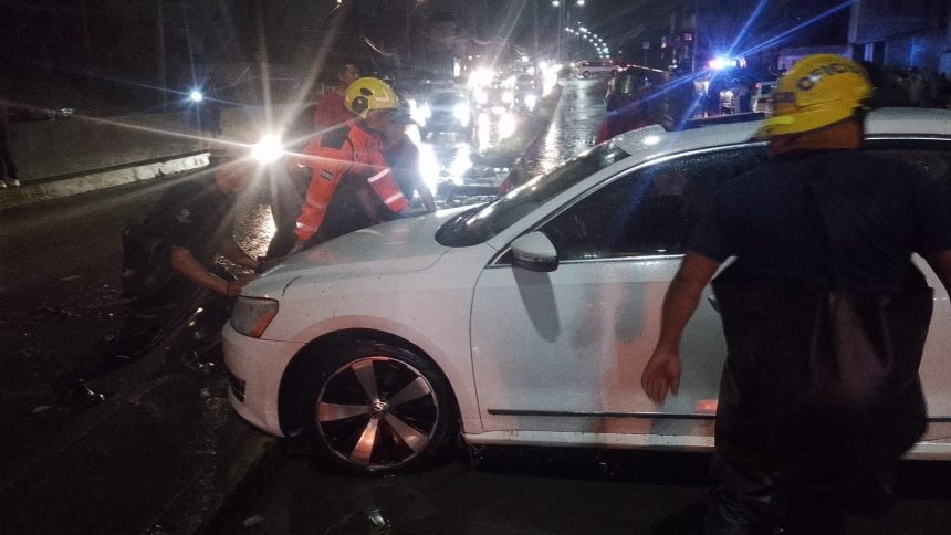 Rescatan a ocupantes de cuatro vehículos varados por inundación en bulevar Carmelitas