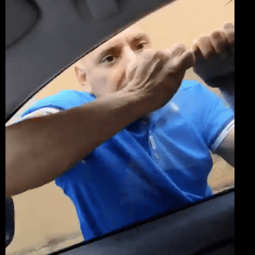 Hombre se cuelga de un vehículo en el Parque Ecológico; aseguran que intentaba asaltar