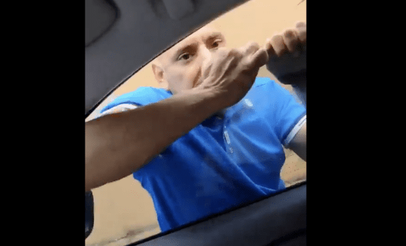 Hombre se cuelga de un vehículo en el Parque Ecológico; aseguran que intentaba asaltar