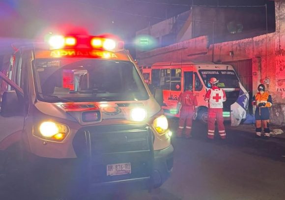 Microbús de la ruta Nueva Generación Angelópolis atropella y mata a peatón en Chulavista