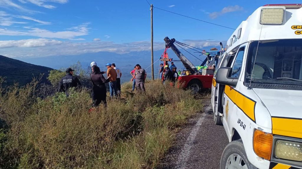 Tragedia en Coxcatlán: Dos muertos y tres heridos tras caída de vehículo a un barranco 2 IMG 3467
