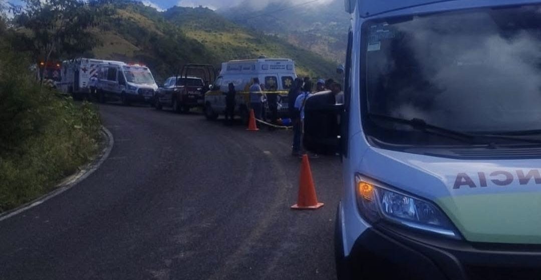 Tragedia en Coxcatlán: Dos muertos y tres heridos tras caída de vehículo a un barranco