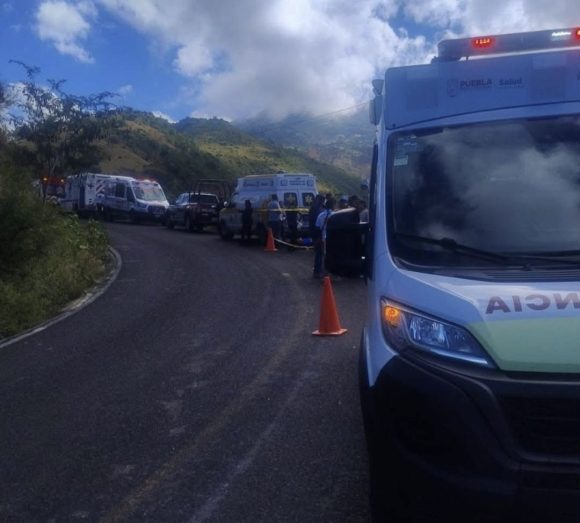 Tragedia en Coxcatlán: Dos muertos y tres heridos tras caída de vehículo a un barranco