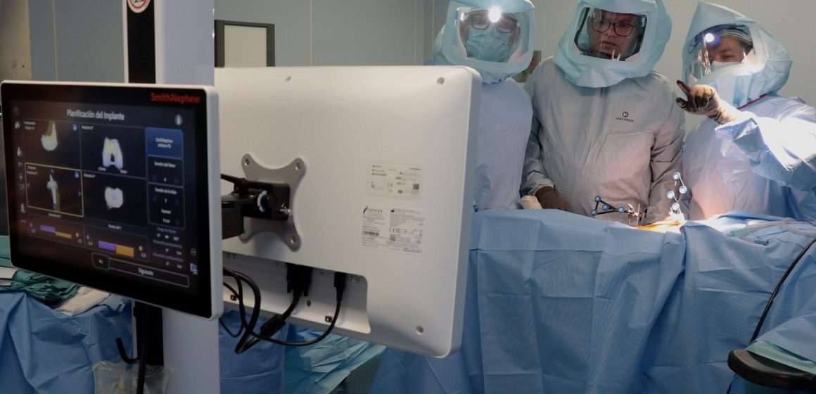Primera cirugía robótica de rodilla con Inteligencia Artificial en el ISSSTEP