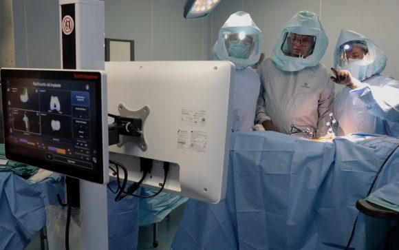Primera cirugía robótica de rodilla con Inteligencia Artificial en el ISSSTEP
