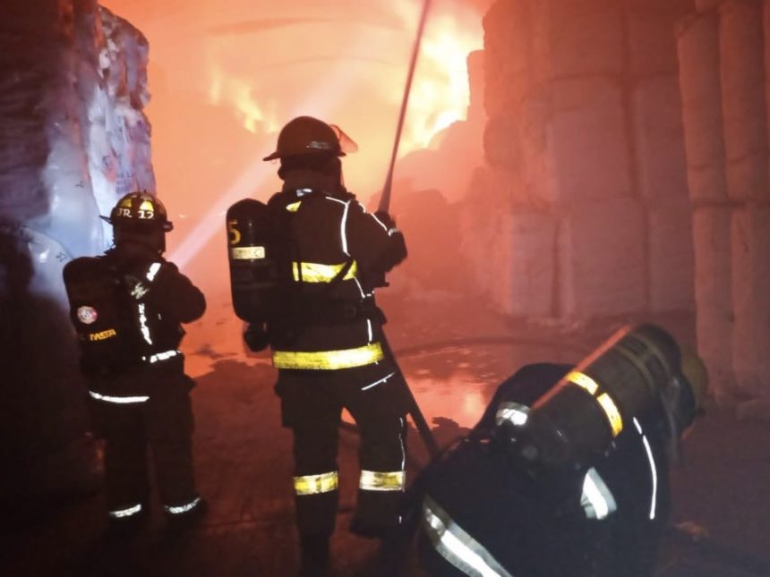 Arde bodega de algodón en el Parque Industrial La Resurrección
