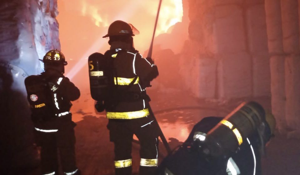 Arde bodega de algodón en el Parque Industrial La Resurrección