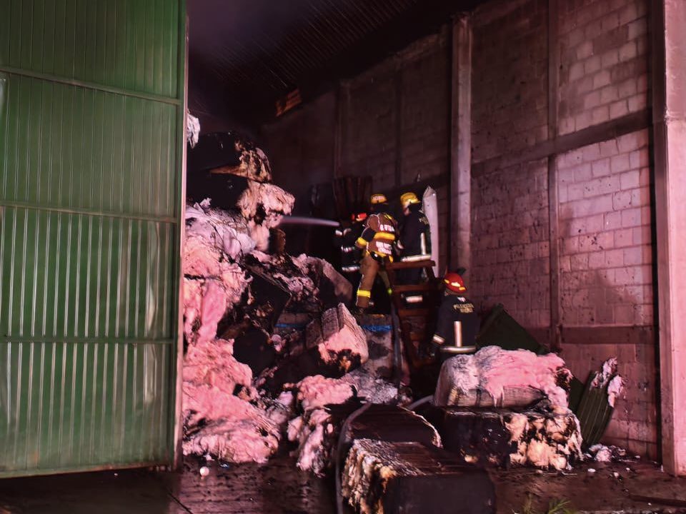 Incendio bodega Parque Industrial Resurreccion 2