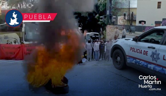 Manifestación de estudiantes bloquea el Bulevar 5 de Mayo
