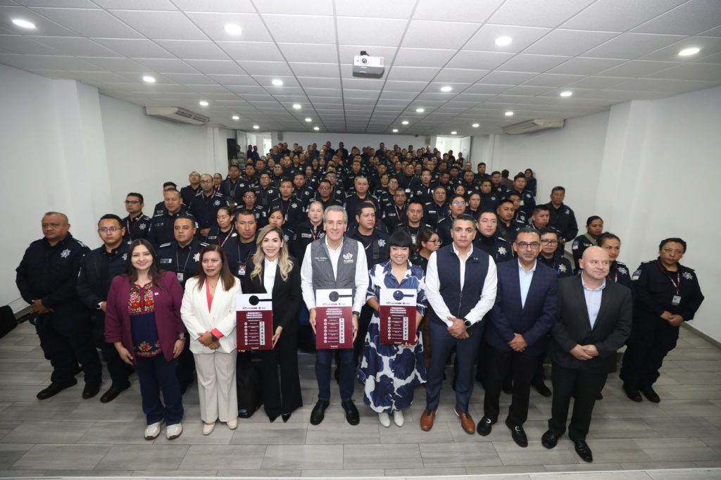 Pepe Chedraui encabeza clausura de capacitación para policías sobre órdenes de protección