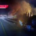 Pipa vuelca, derrama material peligroso y ocasiona fuerte incendio en la autopista Puebla-Orizaba